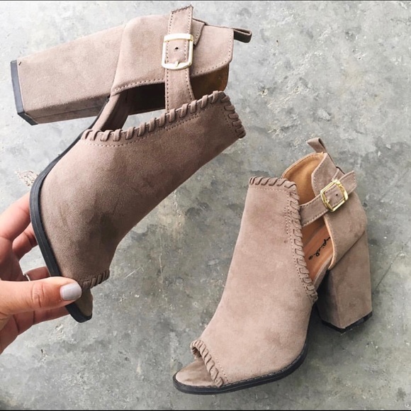 👢 Taupe Booties - Picture 3 of 3